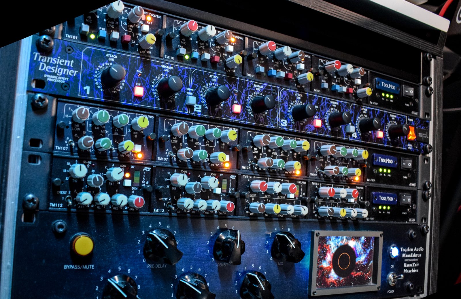Outboard rack with ADT preamps, EQs and compressors, SPL Transient Designer and Tegeler Raumzeitmaschine